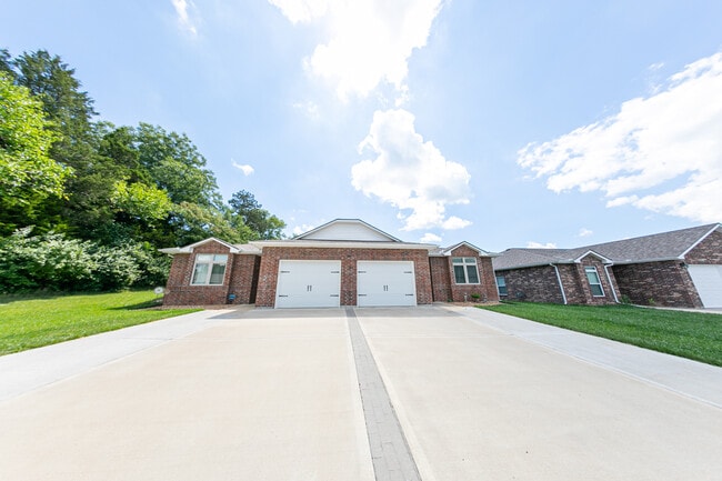 Building Photo - 605 Spring Ridge Rd
