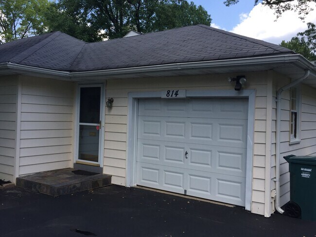Building Photo - Beautiful Kirkwood Home 2 Bed/2Bath