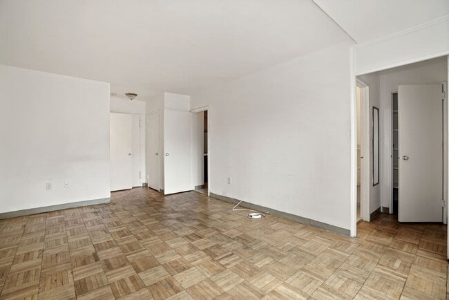 Building Photo - Charming & Bright Studio at River Place North