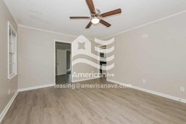 Building Photo - 3215 Commodore Dr