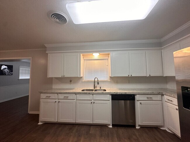 Building Photo - Spacious 3/2 University Area