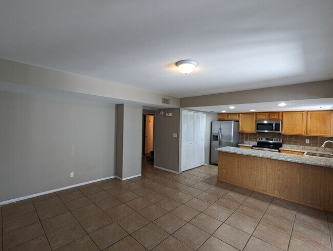 Foto del edificio - LARGE 4 BEDROOM TOWNHOME