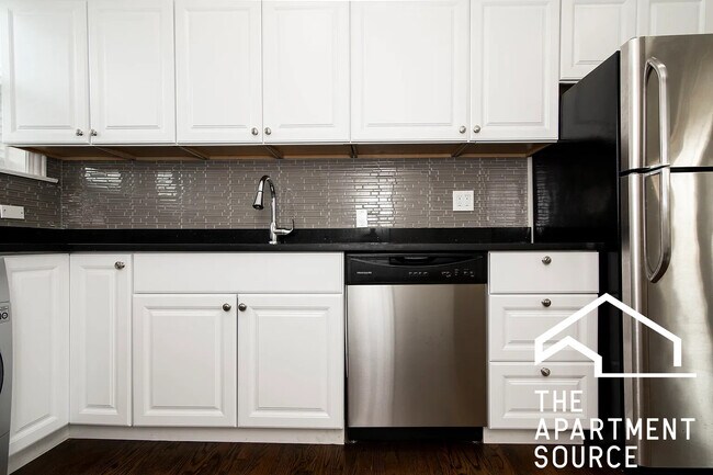 Foto del edificio - 3819 1/2 N Greenview Ave