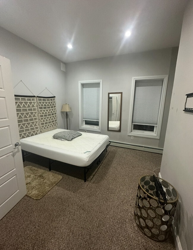 Dormitorio con techos altos y abundante acceso a luz natural. - 288 Hendrix St