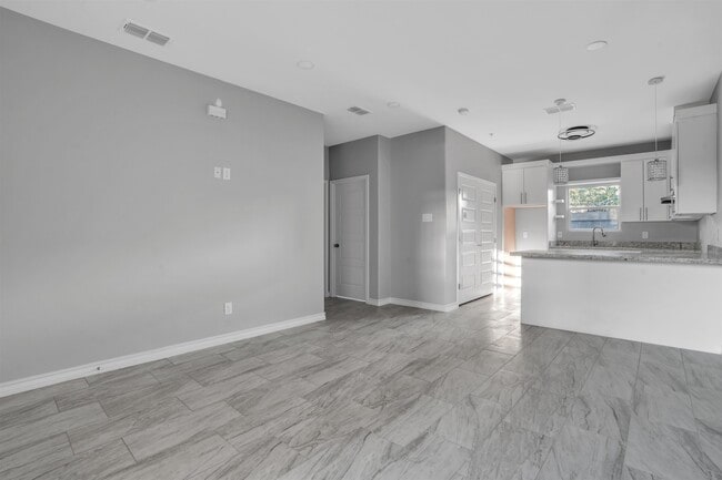 Building Photo - 2707 Sanders Ave
