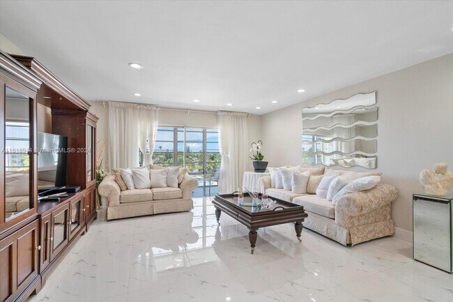 Foto del edificio - 875 NE 195th St