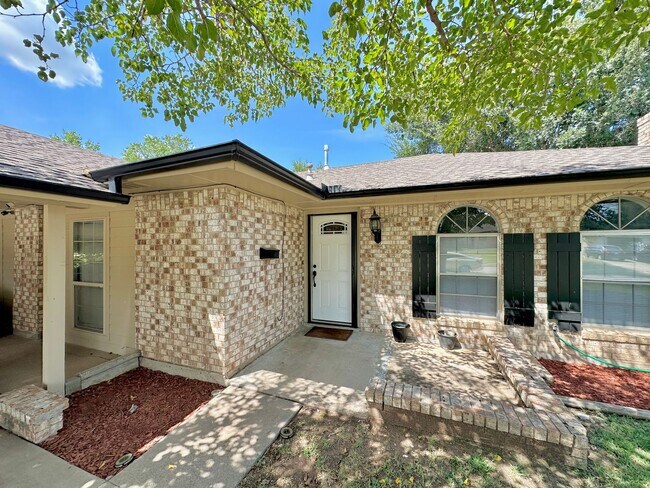 Foto del edificio - 5705 NW Chestnut Ln