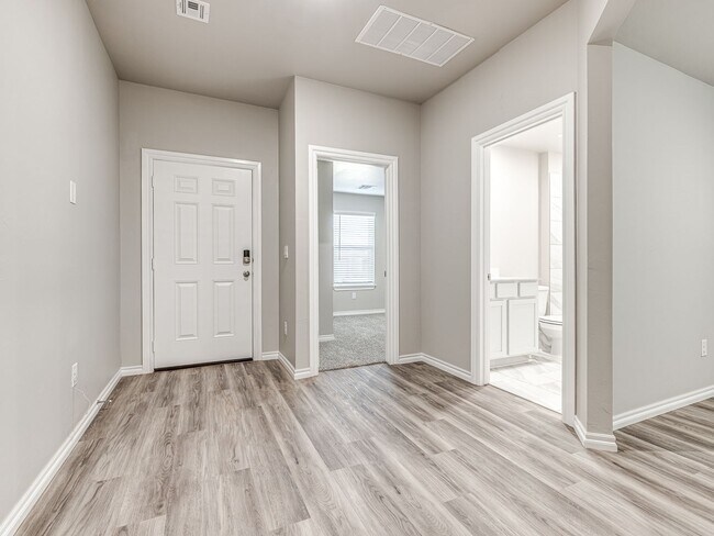 Foto del edificio - One year old home + Deer Creek Schools + 4 bedrooms + 3 Car Garage