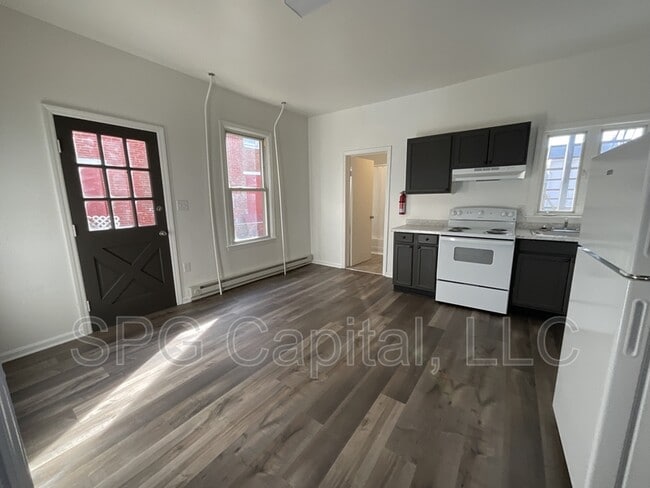 Building Photo - 122 Ann St