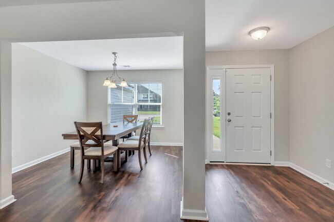 Foto del edificio - AVAILABLE NOW! (Pet Friendly)