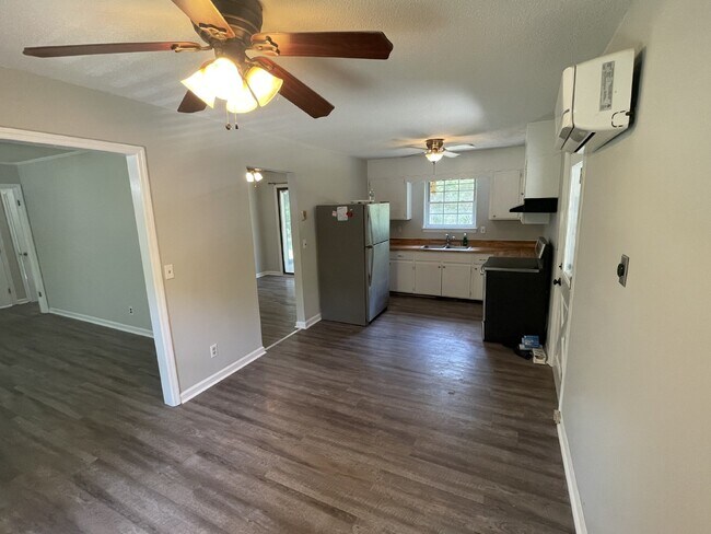 Building Photo - Quaint Two Bedroom House
