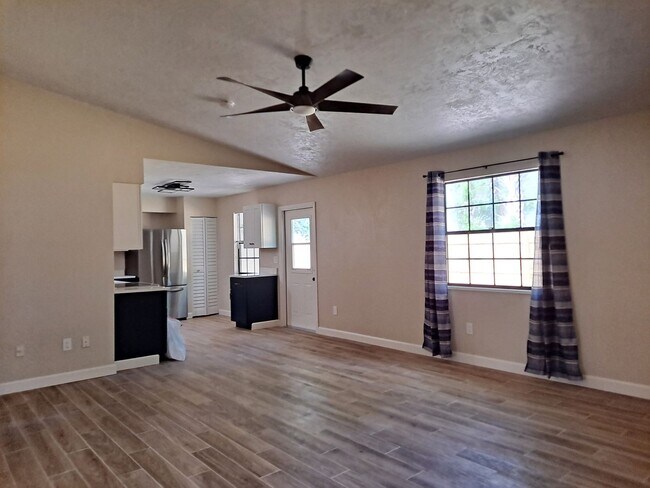 Building Photo - UPDATED 3BR 2BA WITH 2 CAR GARAGE FOR RENT