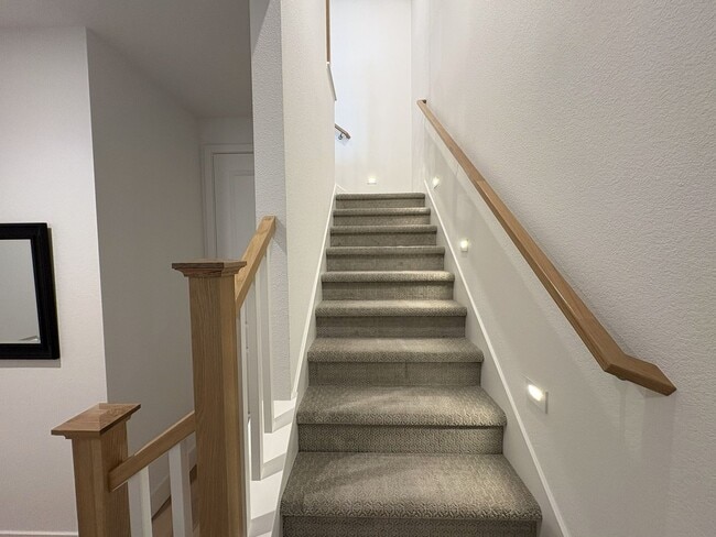 Building Photo - Modern 3BR/3BA Townhome in Prime Mountain View Location