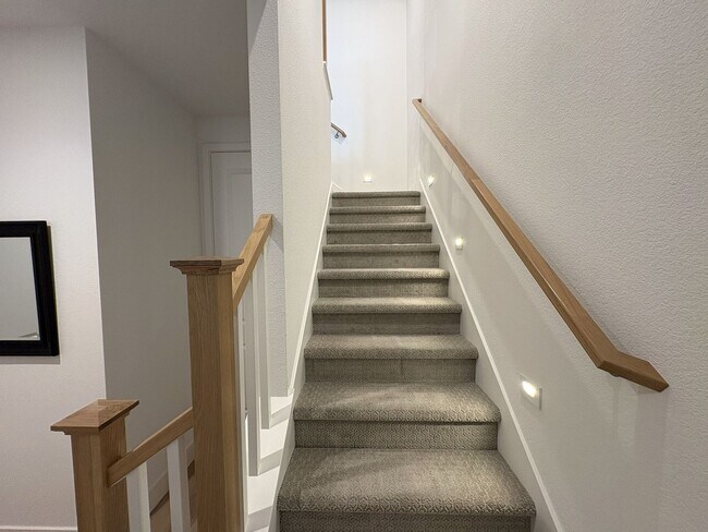 Foto del edificio - Modern 3BR/3BA Townhome in Prime Mountain View Location