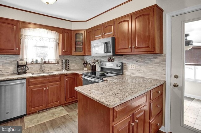 Building Photo - Ranch with partially finished basement, tw...