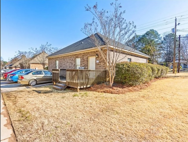 Building Photo - 611 N Donahue Dr