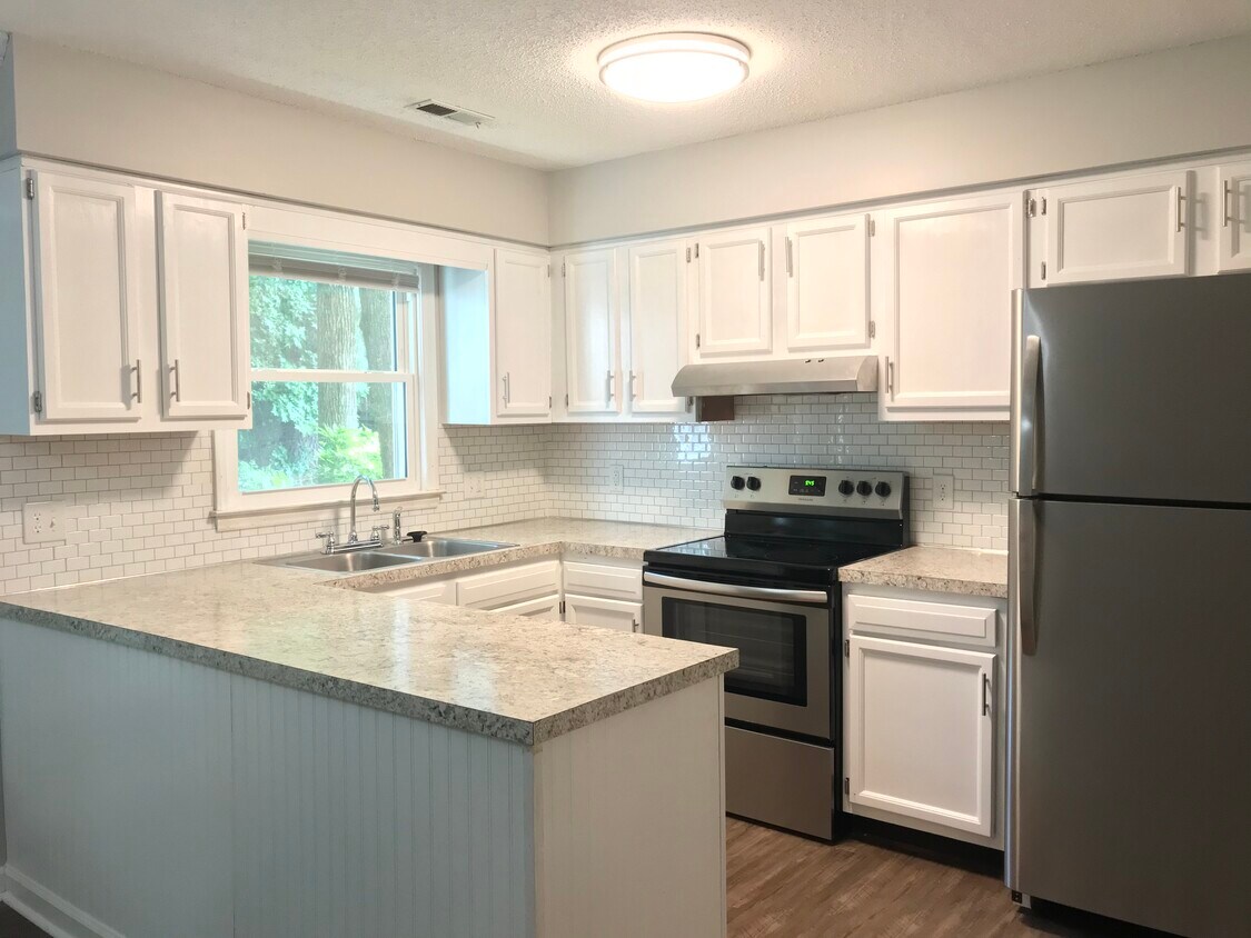 Kitchen - 130 W Victoria Ct
