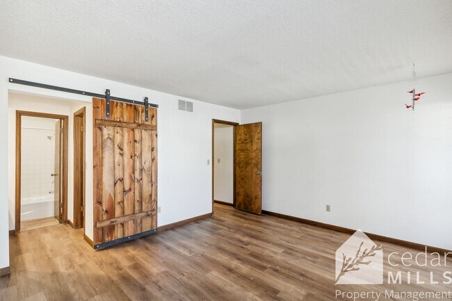 Building Photo - Bi Level Townhome in East Wichita