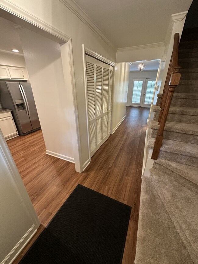 Building Photo - 2 Bedroom 2.5 Bathroom Townhome!