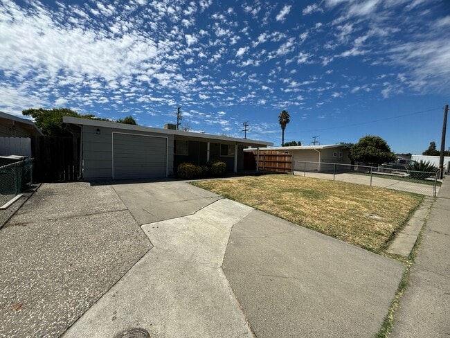 Building Photo - Three Bedroom Home With A Den In West Sacr...
