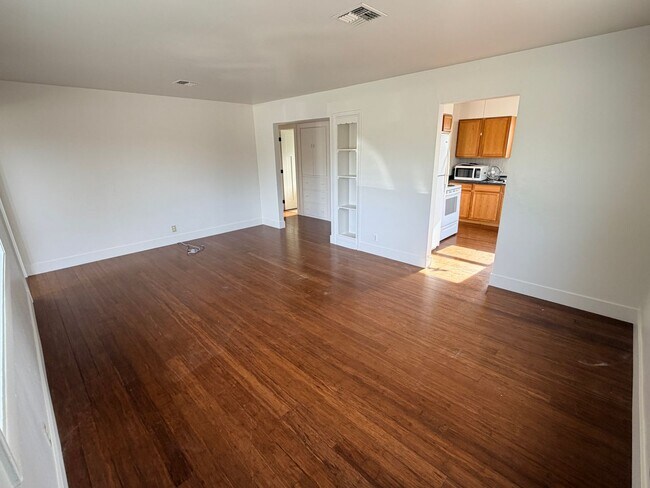 Building Photo - 2 bedroom home with great back yard!