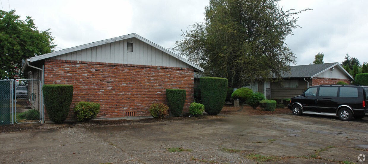 Foto del edificio - 690-698 Oregon Ave NE