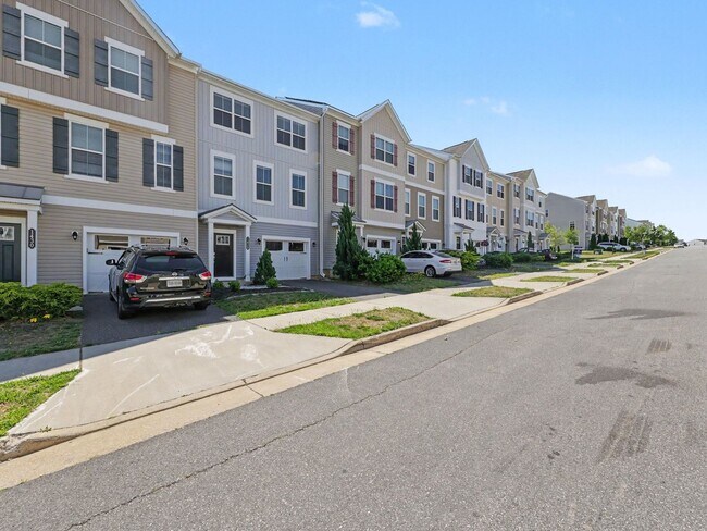 Building Photo - TOWNHOME FOR RENT