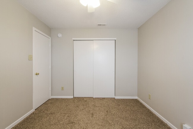 Building Photo - Charming 4 Bedroom