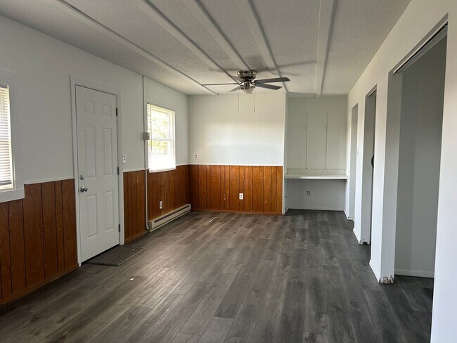 Foto del edificio - 301-303 S CR 400 E