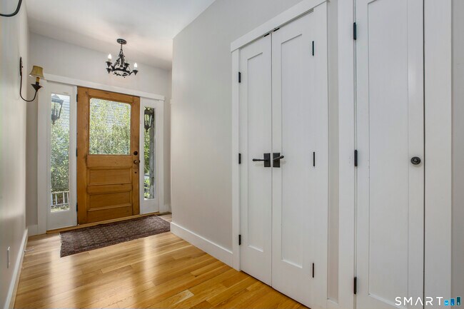 Foto del edificio - 14 Burr Rd