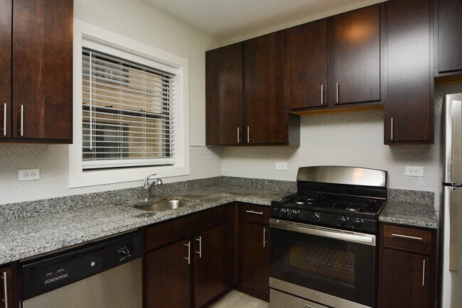 Foto del edificio - 706 W Brompton Ave