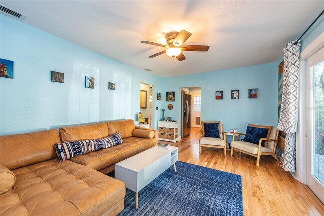Foto del edificio - 5905 N Eustace Ave - LO
