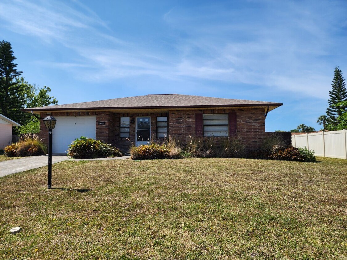 Primary Photo - 2 Bedroom / 1.5 Bath Single Family Home in...