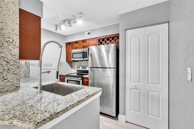 Building Photo - 2851 N Oakland Forest Dr