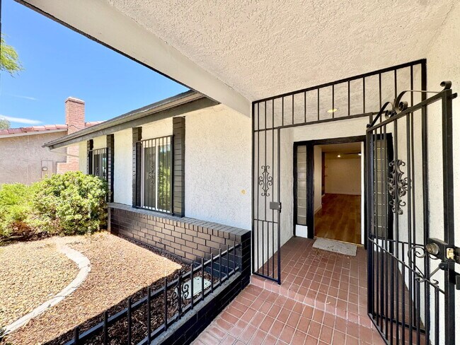 Foto del edificio - $500 Off! Fully Remodeled Home Near The St...