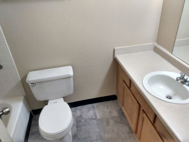 Foto del edificio - 2 bedroom 1 bathroom ground floor apartment - Granvue Apartments
