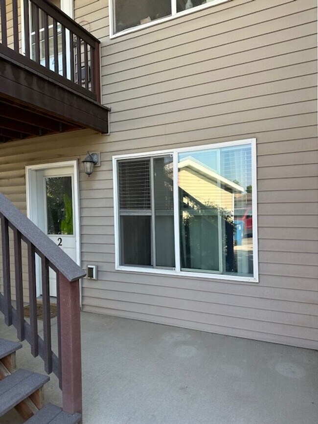 Building Photo - Updated Two Bedroom 1 Bath Apartment for R...