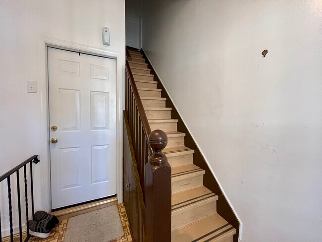 Building Photo - 216 W Linden Ave