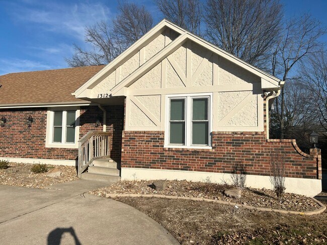 Foto del edificio - 3 Bed, 3 Bath, 2 Car Garage Duplex in Blue Springs