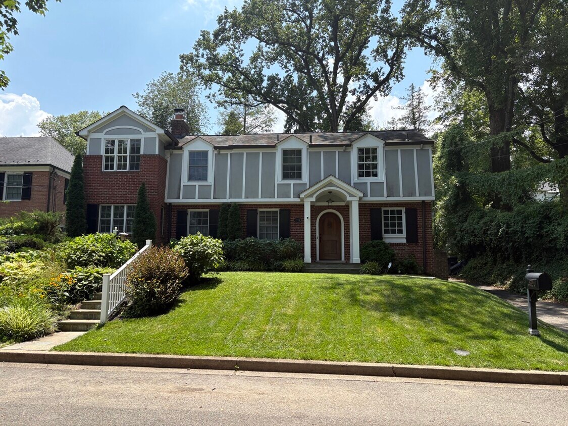 Foto principal - 4726 Sedgwick St NW