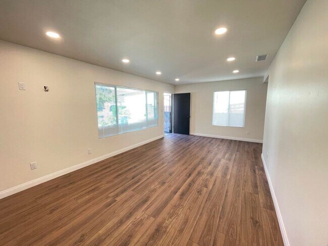 Foto del edificio - Like New Inside! Remodeled 3bd/2ba House In Desirable Allied Gardens Neighborhood