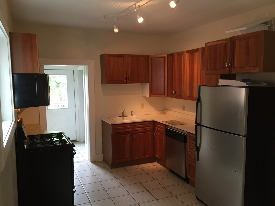 Primary Photo - 1384 Pocono St