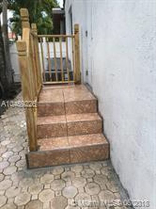 Building Photo - 115 SW 38th Ct