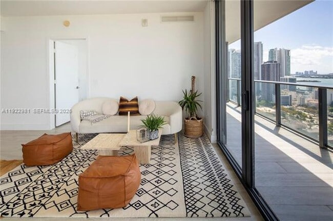 Foto del edificio - 121 NE 34th St