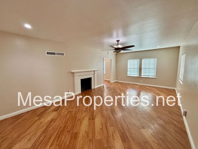 Foto del edificio - 8143 Grove Ave