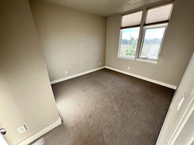 Building Photo - Modern 3-Bedroom Condo in Convenient Location