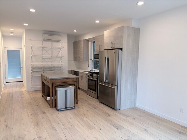 Foto del edificio - 643C NW 85th St