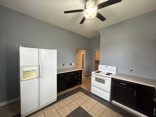 Building Photo - 4904 Holdrege St