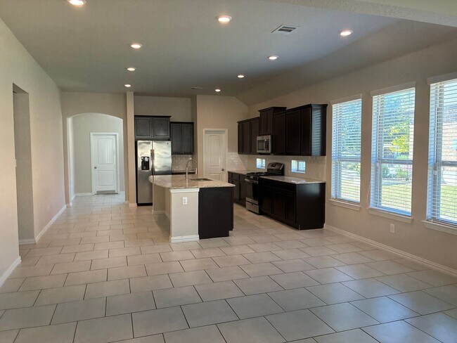 Foto del edificio - !! MOVE IN SPECIAL: Get 50% OFF!! 4BR/3BA House • In-Unit W/D • Attached Garage  • Backyard in Sa...