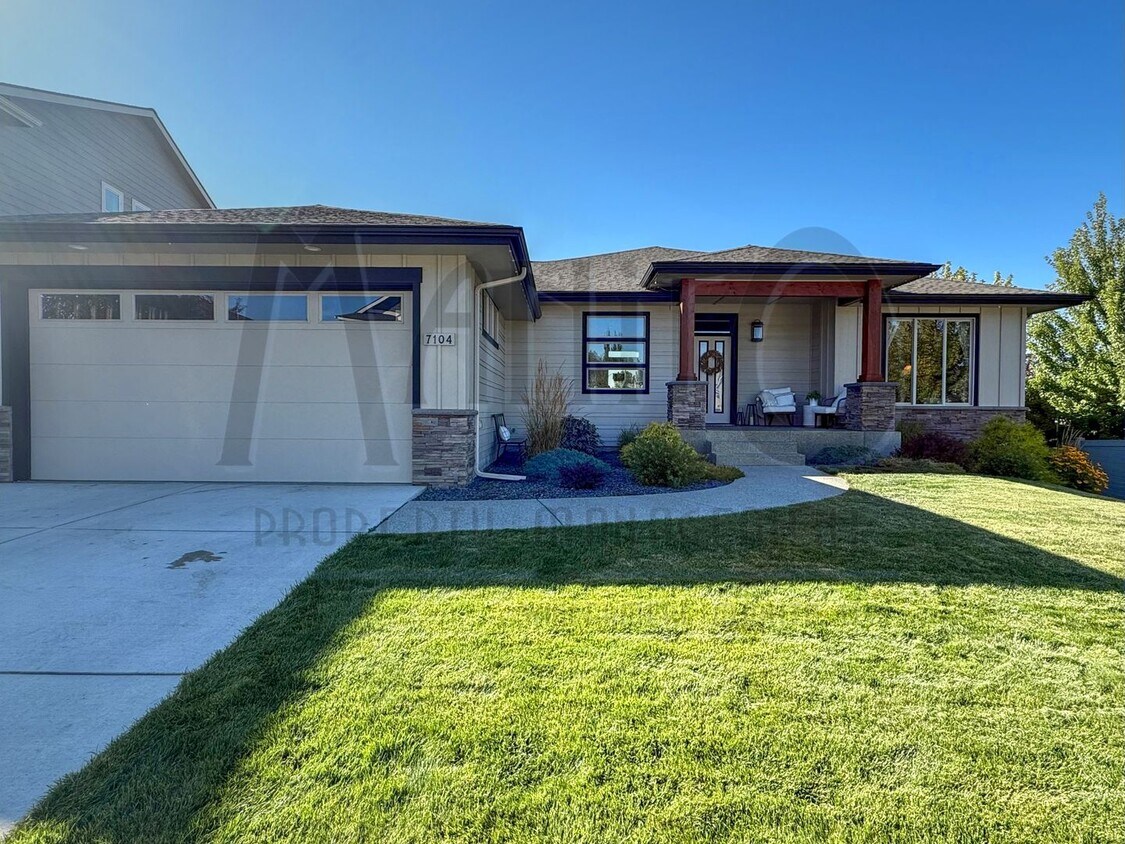Primary Photo - Spacious Eagle Ridge Home